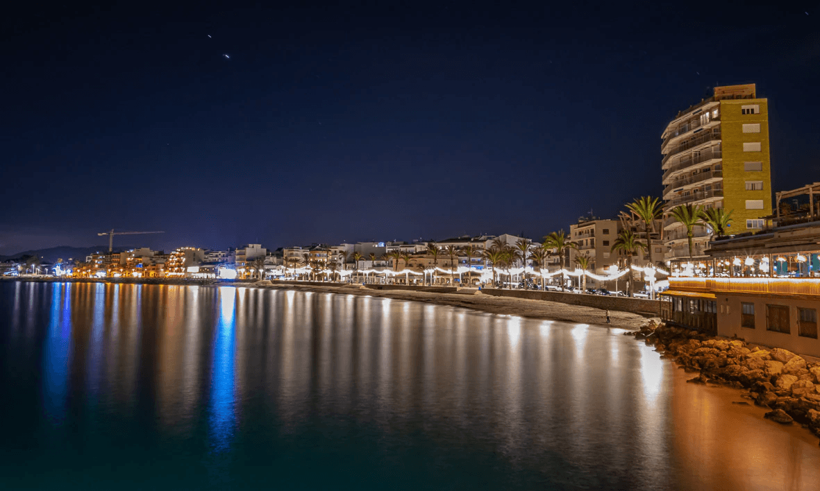 El Cielo de Xàbia: Ático Exclusivo con Terraza de 90 m² en Blooming Village.