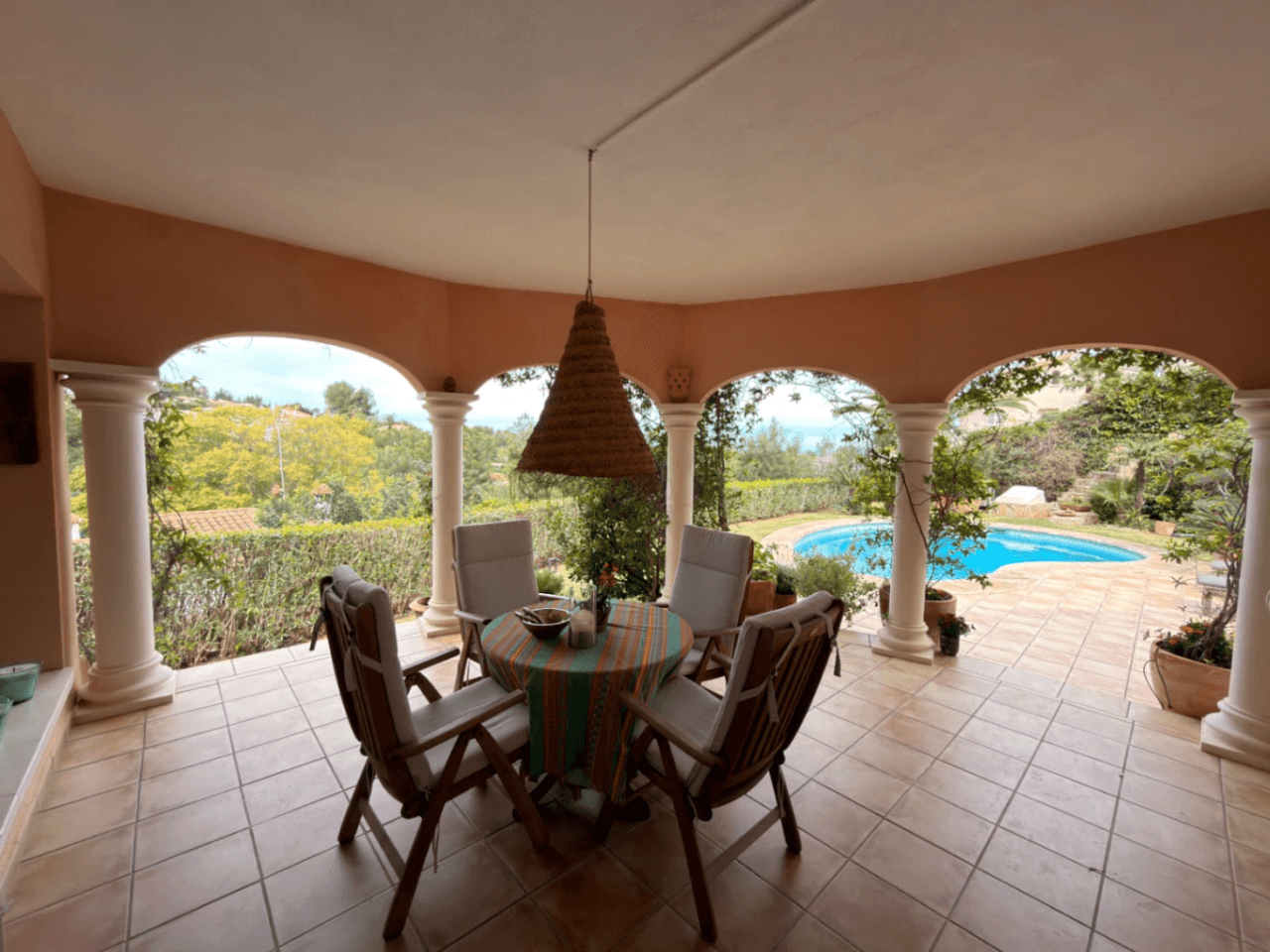 CHALET EN EL MONTGO CON VISTAS AL MAR Y A LA MONTAÑA Y PISCINA EN ZONA TRANQUILA