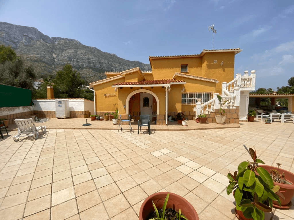 Se vende bonito chalet en el Montgo
