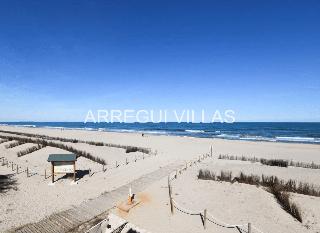 Chalet en venta en primera línea de playa - Las Marinas