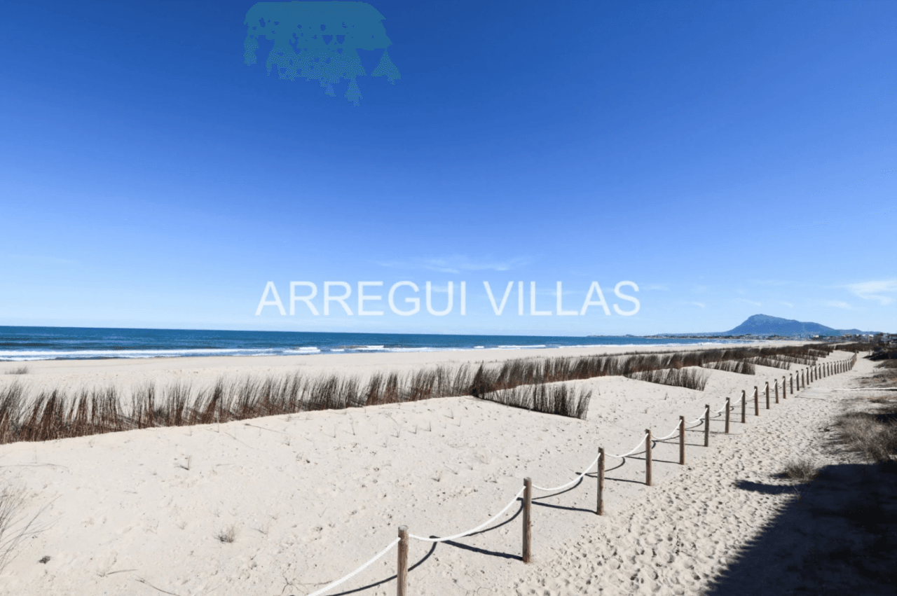Chalet en venta en primera línea de playa - Las Marinas