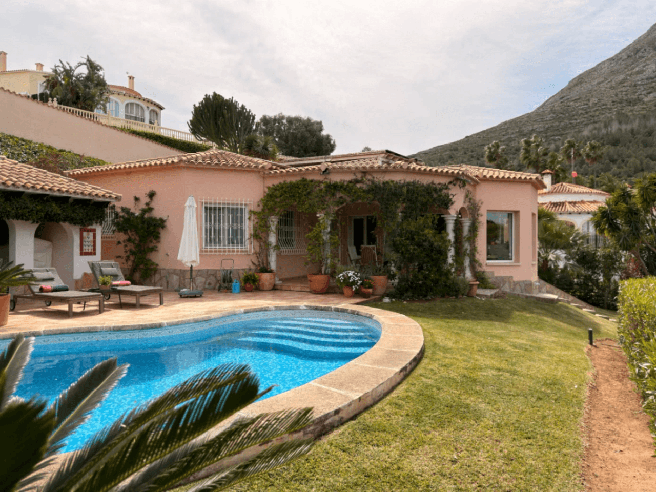 CHALET EN EL MONTGO CON VISTAS AL MAR Y A LA MONTAÑA Y PISCINA EN ZONA TRANQUILA