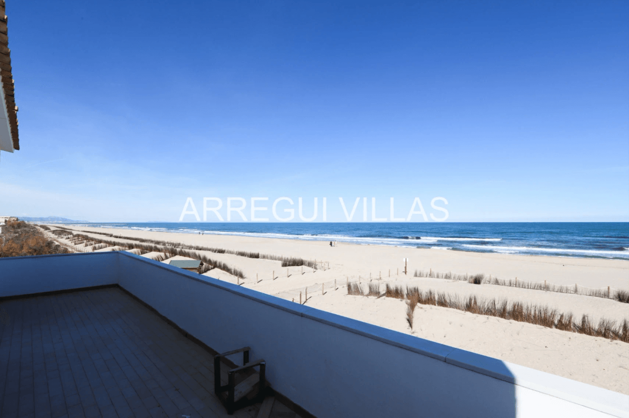 Chalet en venta en primera línea de playa - Las Marinas