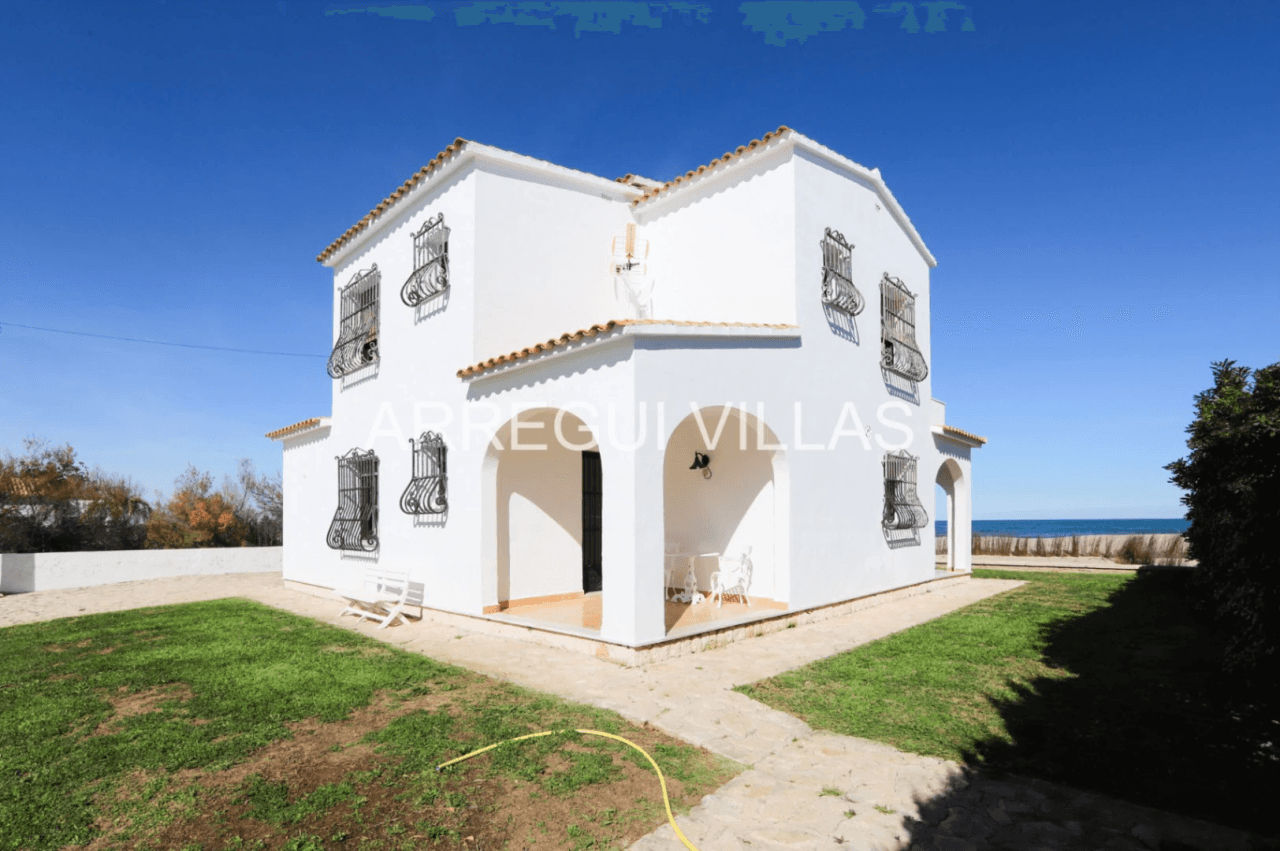 Chalet en venta en primera línea de playa - Las Marinas