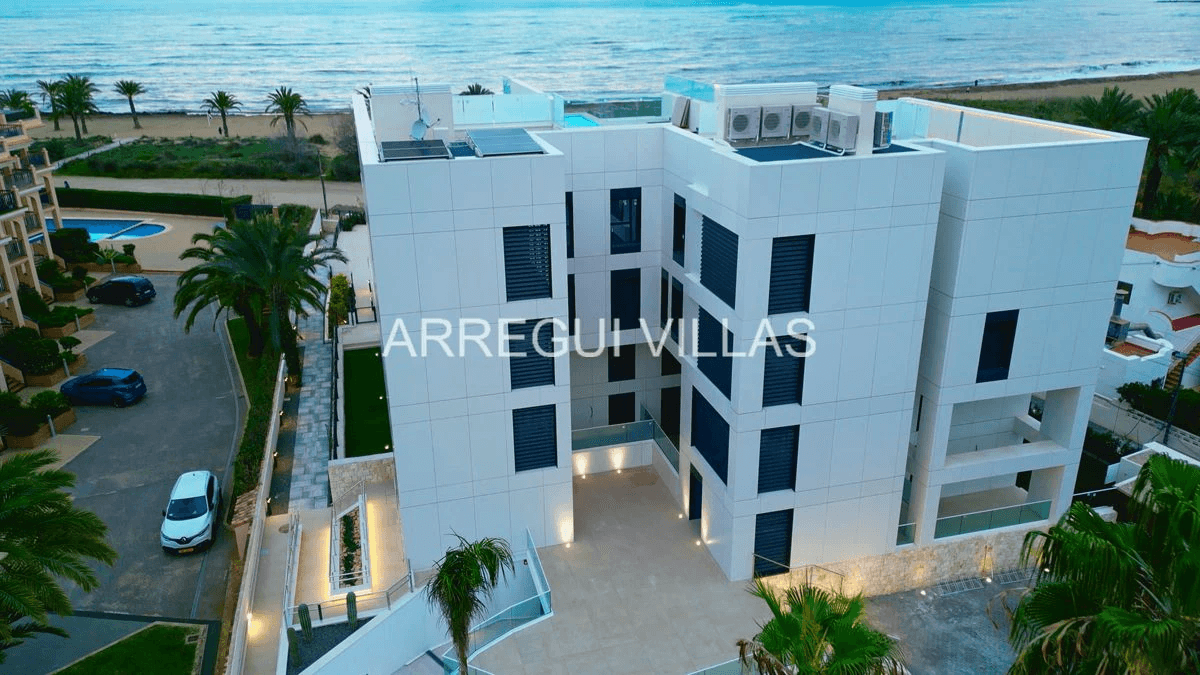 Apartamento de lujo de obra nueva en primera línea de playa – Denia