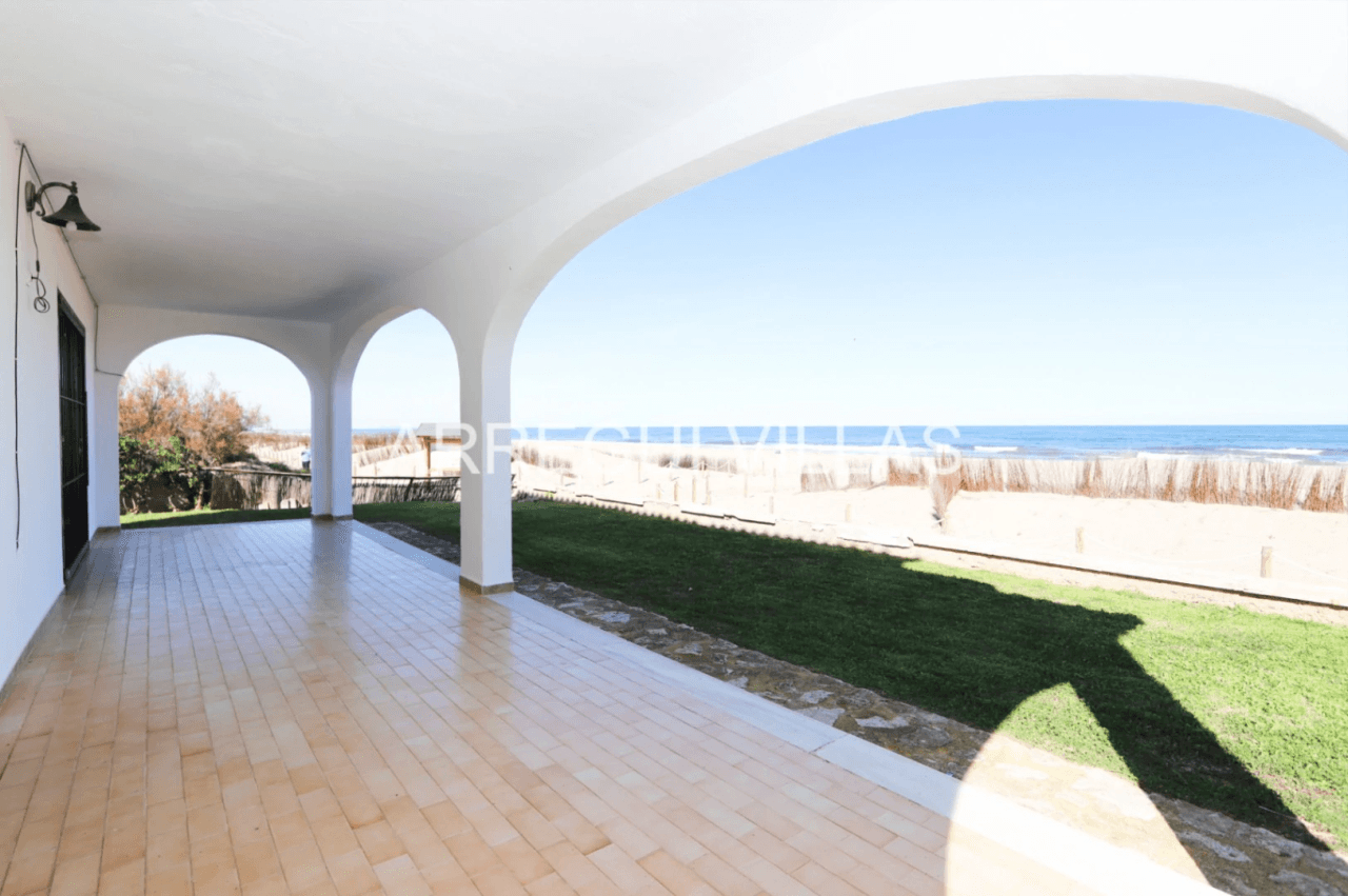 Chalet en venta en primera línea de playa - Las Marinas