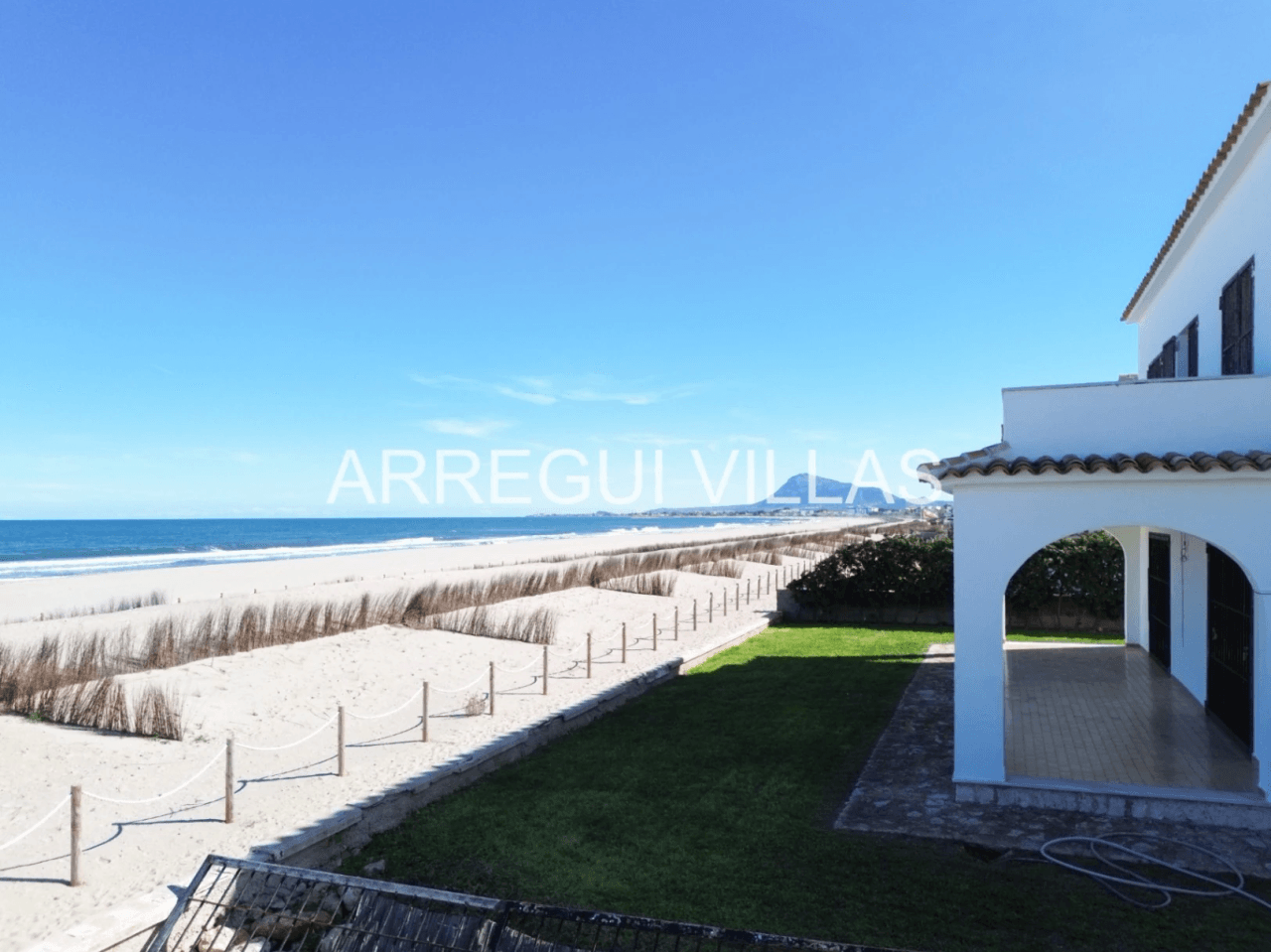 Chalet en venta en primera línea de playa - Las Marinas