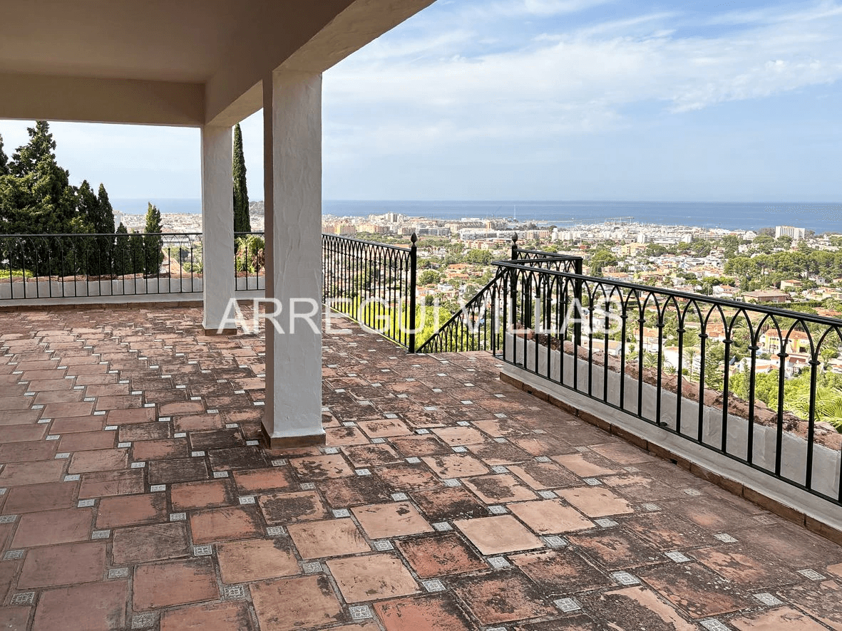 Impresionante villa con vistas en Dénia