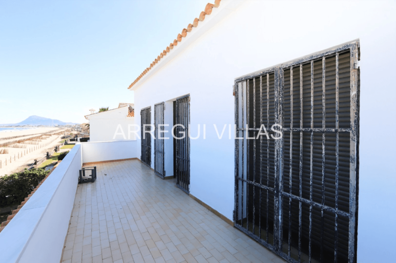 Chalet en venta en primera línea de playa - Las Marinas