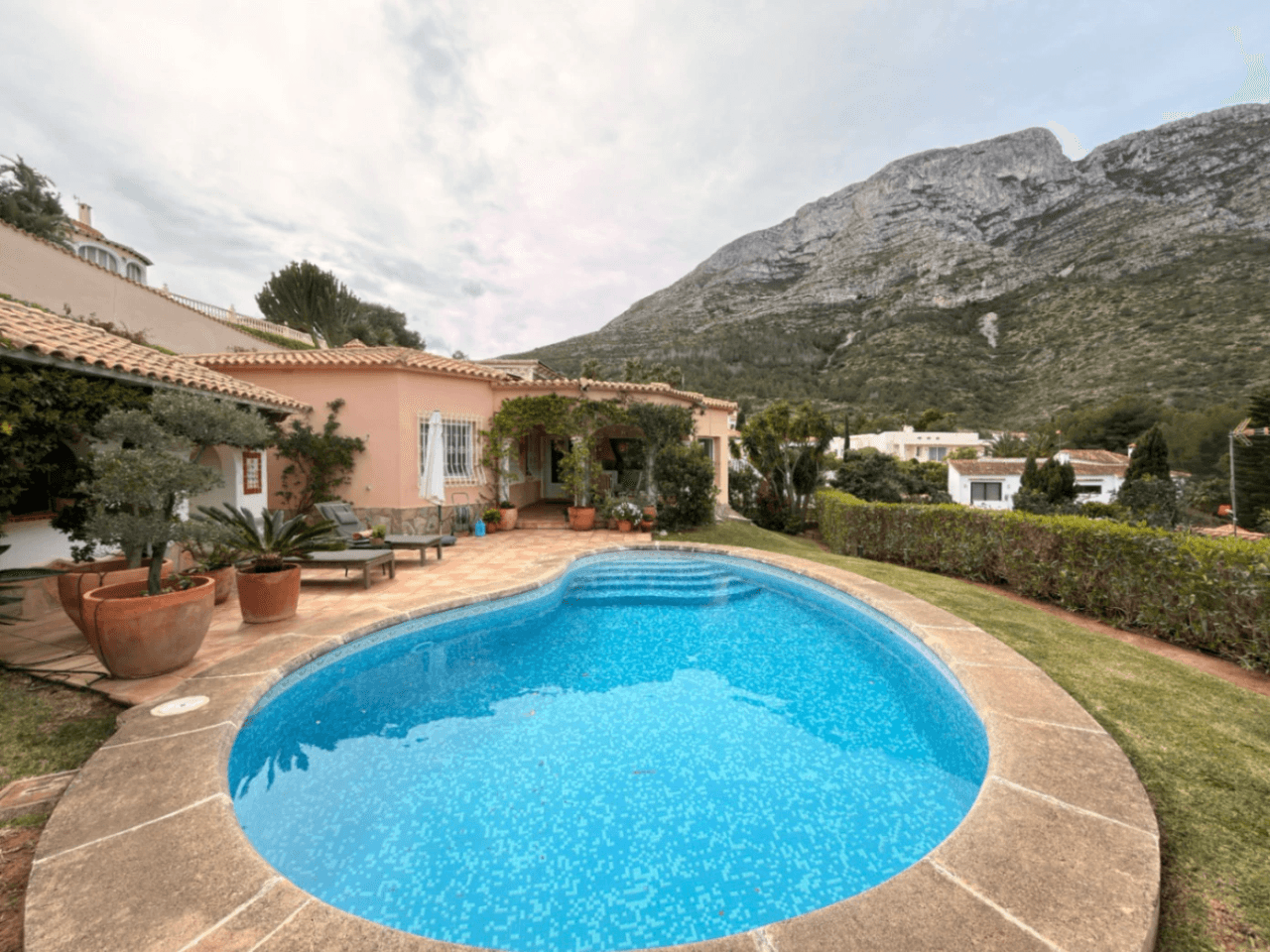 CHALET EN EL MONTGO CON VISTAS AL MAR Y A LA MONTAÑA Y PISCINA EN ZONA TRANQUILA