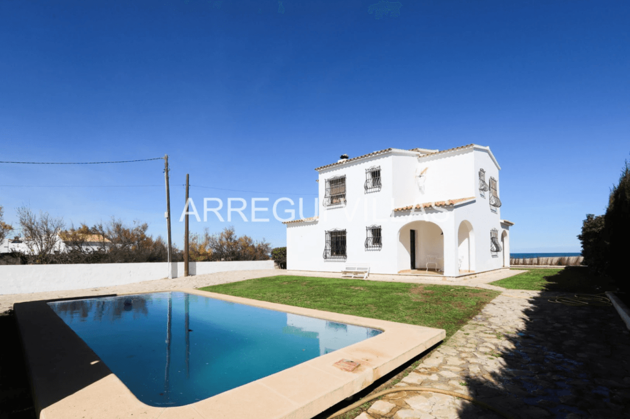 Chalet en venta en primera línea de playa - Las Marinas