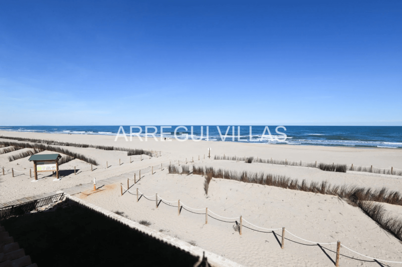Chalet en venta en primera línea de playa - Las Marinas