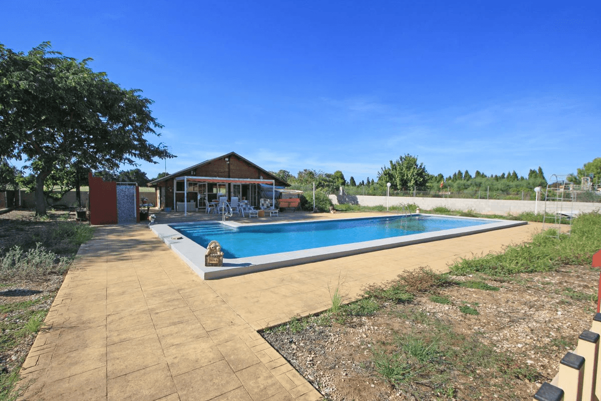 Finca-Villa de 11.310m² a 400 m de la playa