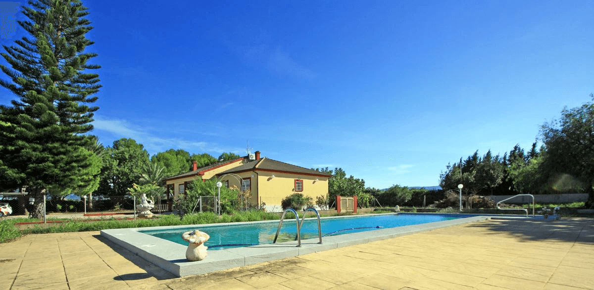 Finca-Villa de 11.310m² a 400 m de la playa