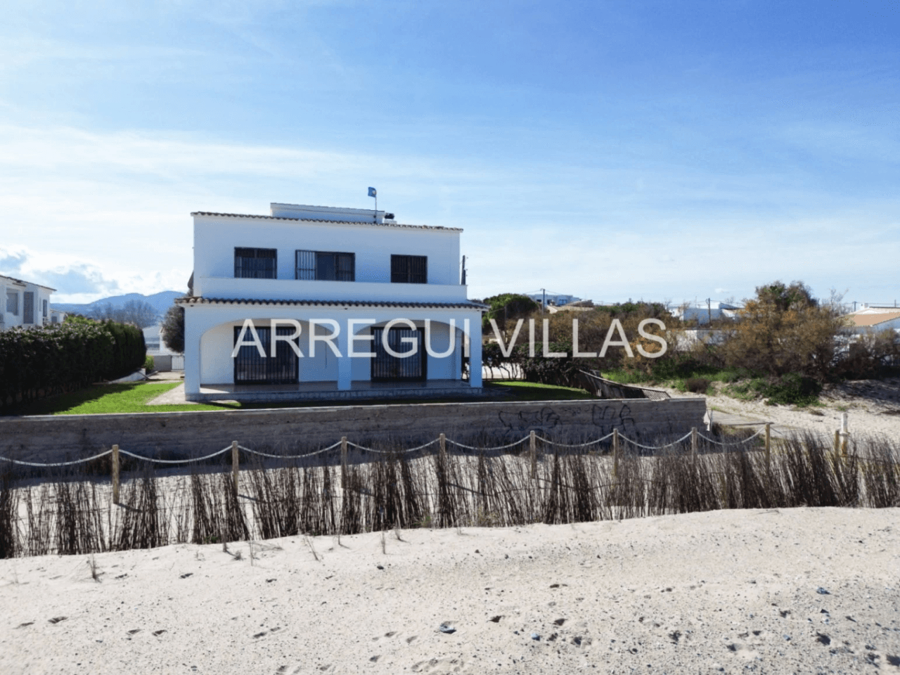 Chalet en venta en primera línea de playa - Las Marinas