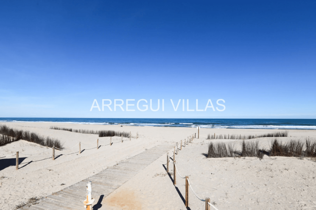 Chalet en venta en primera línea de playa - Las Marinas