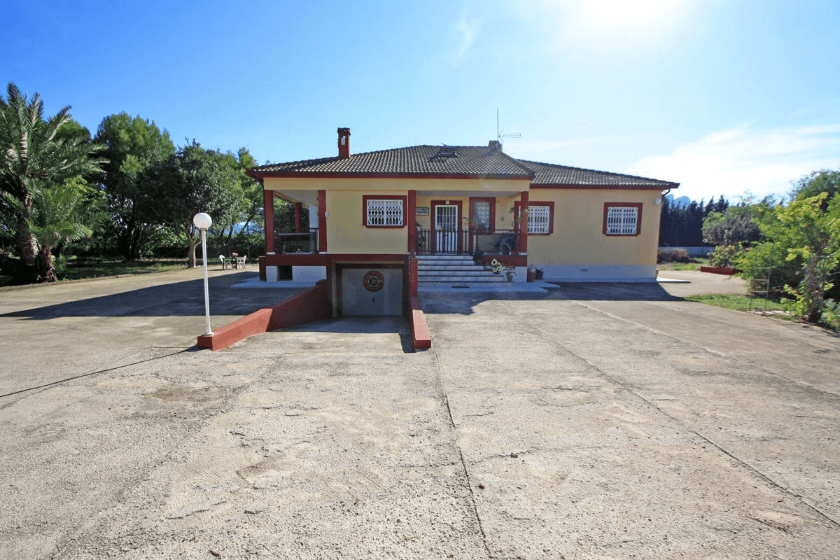 Finca-Villa de 11.310m² a 400 m de la playa