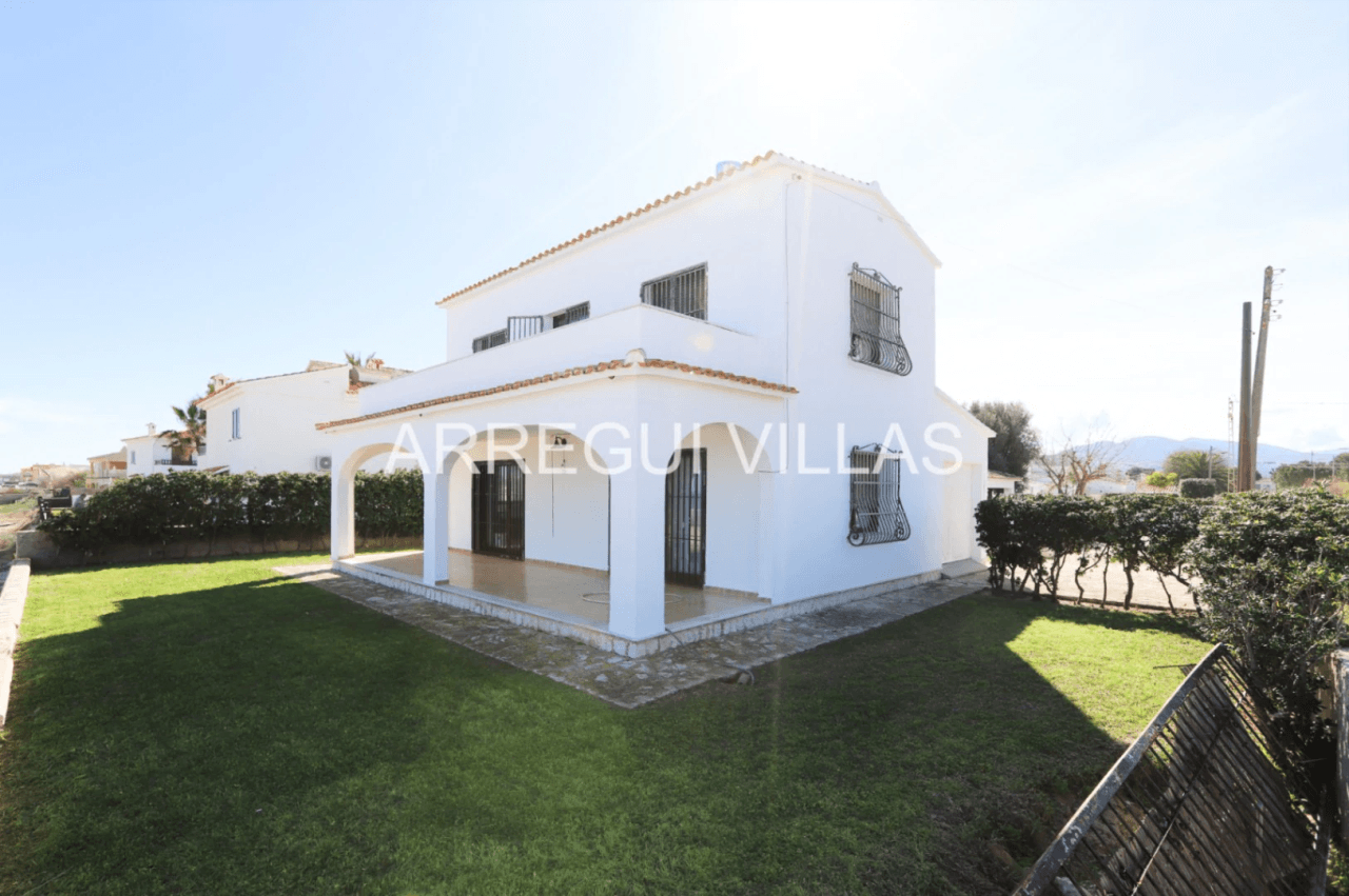 Chalet en venta en primera línea de playa - Las Marinas