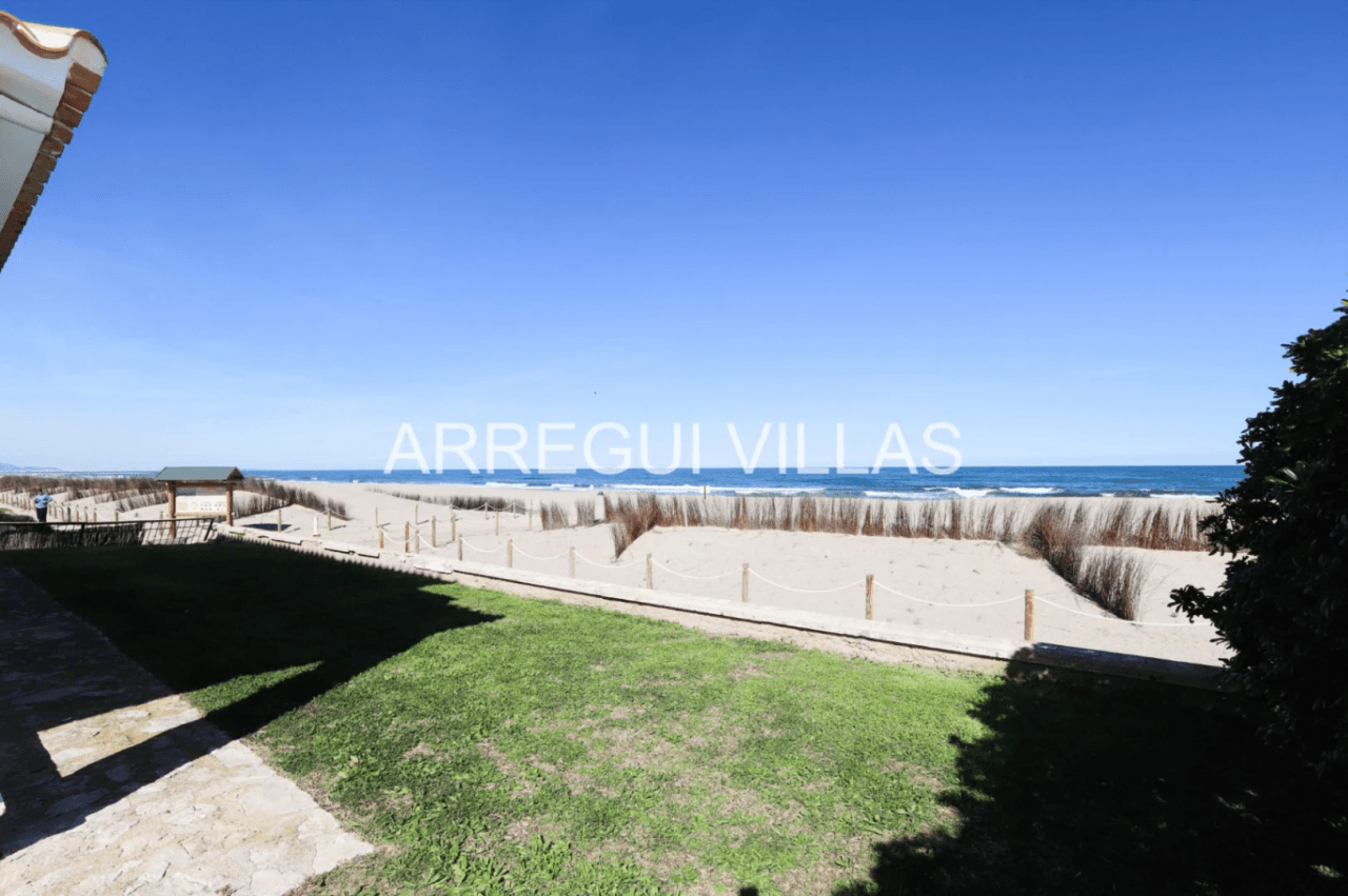 Chalet en venta en primera línea de playa - Las Marinas