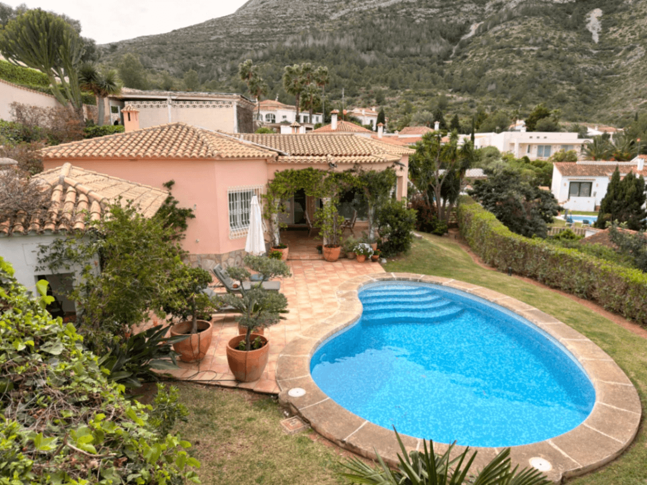 CHALET EN EL MONTGO CON VISTAS AL MAR Y A LA MONTAÑA Y PISCINA EN ZONA TRANQUILA