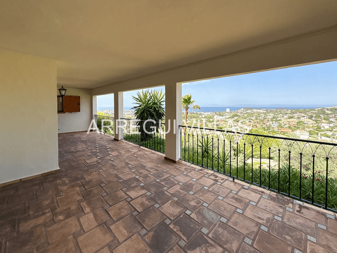 Impresionante villa con vistas en Dénia