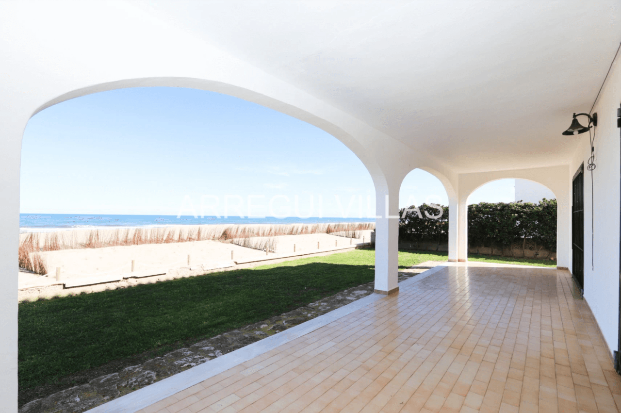 Chalet en venta en primera línea de playa - Las Marinas
