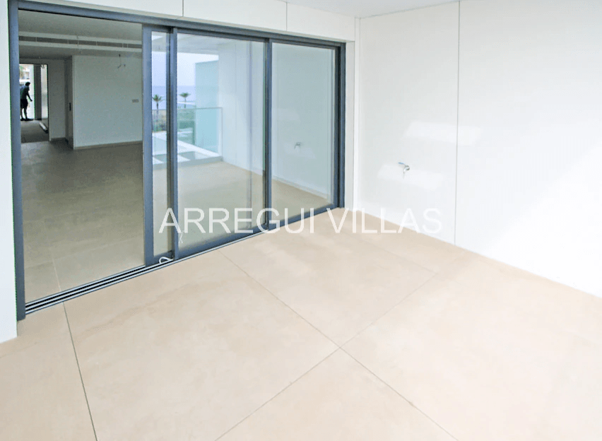 Apartamento de lujo de obra nueva en primera línea de playa – Denia