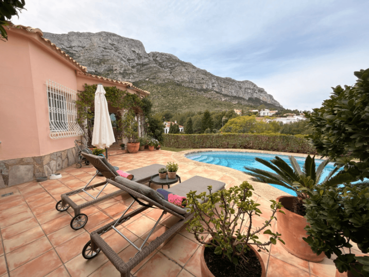 CHALET EN EL MONTGO CON VISTAS AL MAR Y A LA MONTAÑA Y PISCINA EN ZONA TRANQUILA