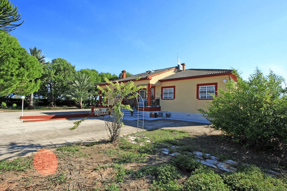 Finca-Villa de 11.310m² a 400 m de la playa