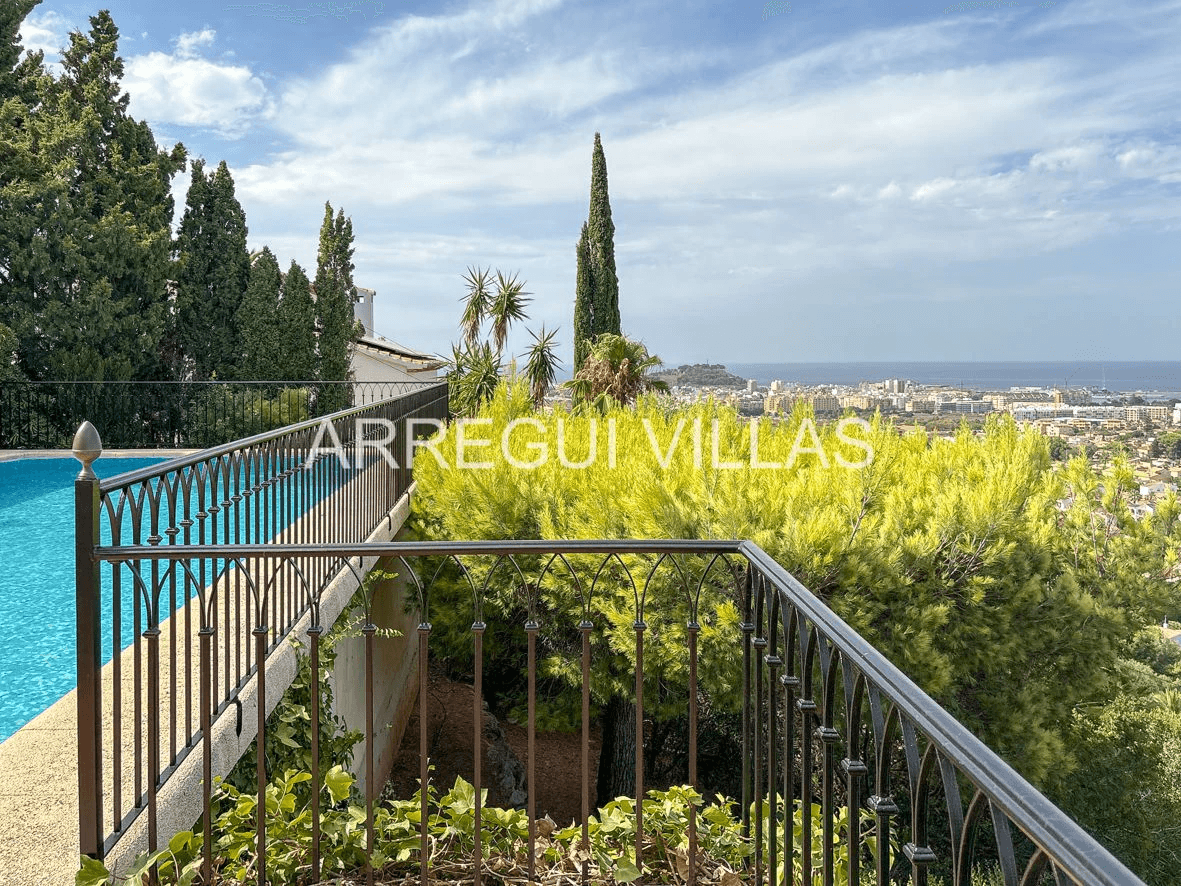 Impresionante villa con vistas en Dénia