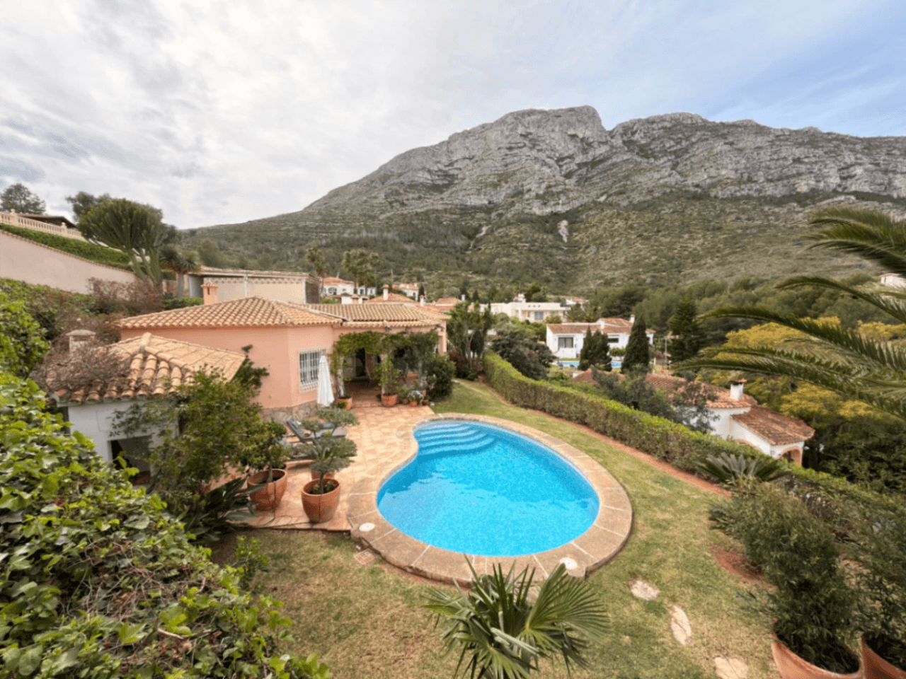 CHALET EN EL MONTGO CON VISTAS AL MAR Y A LA MONTAÑA Y PISCINA EN ZONA TRANQUILA