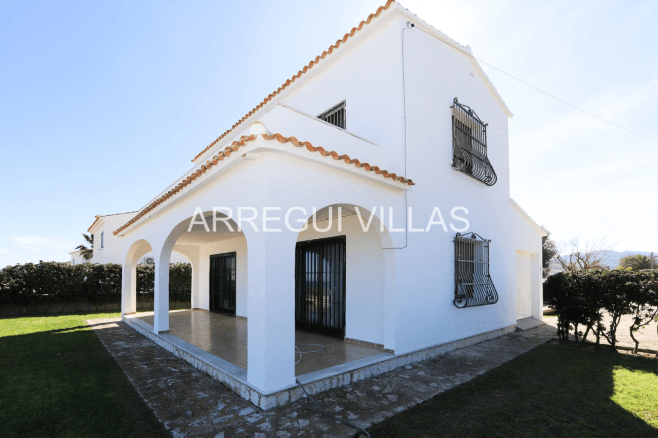Chalet en venta en primera línea de playa - Las Marinas