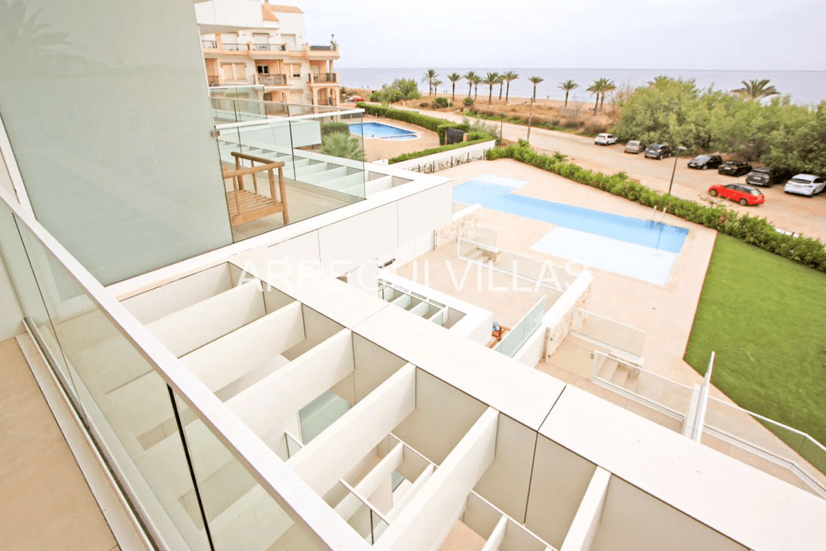 Apartamento de lujo de obra nueva en primera línea de playa – Denia