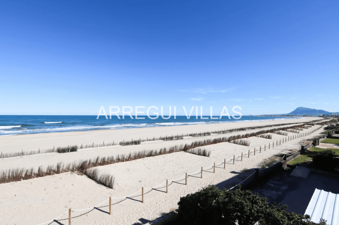 Chalet en venta en primera línea de playa - Las Marinas