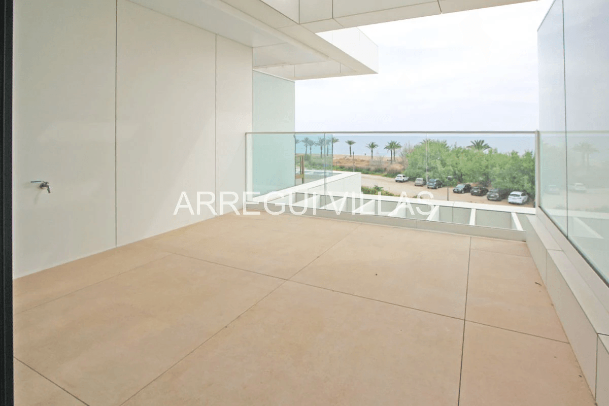 Apartamento de lujo de obra nueva en primera línea de playa – Denia