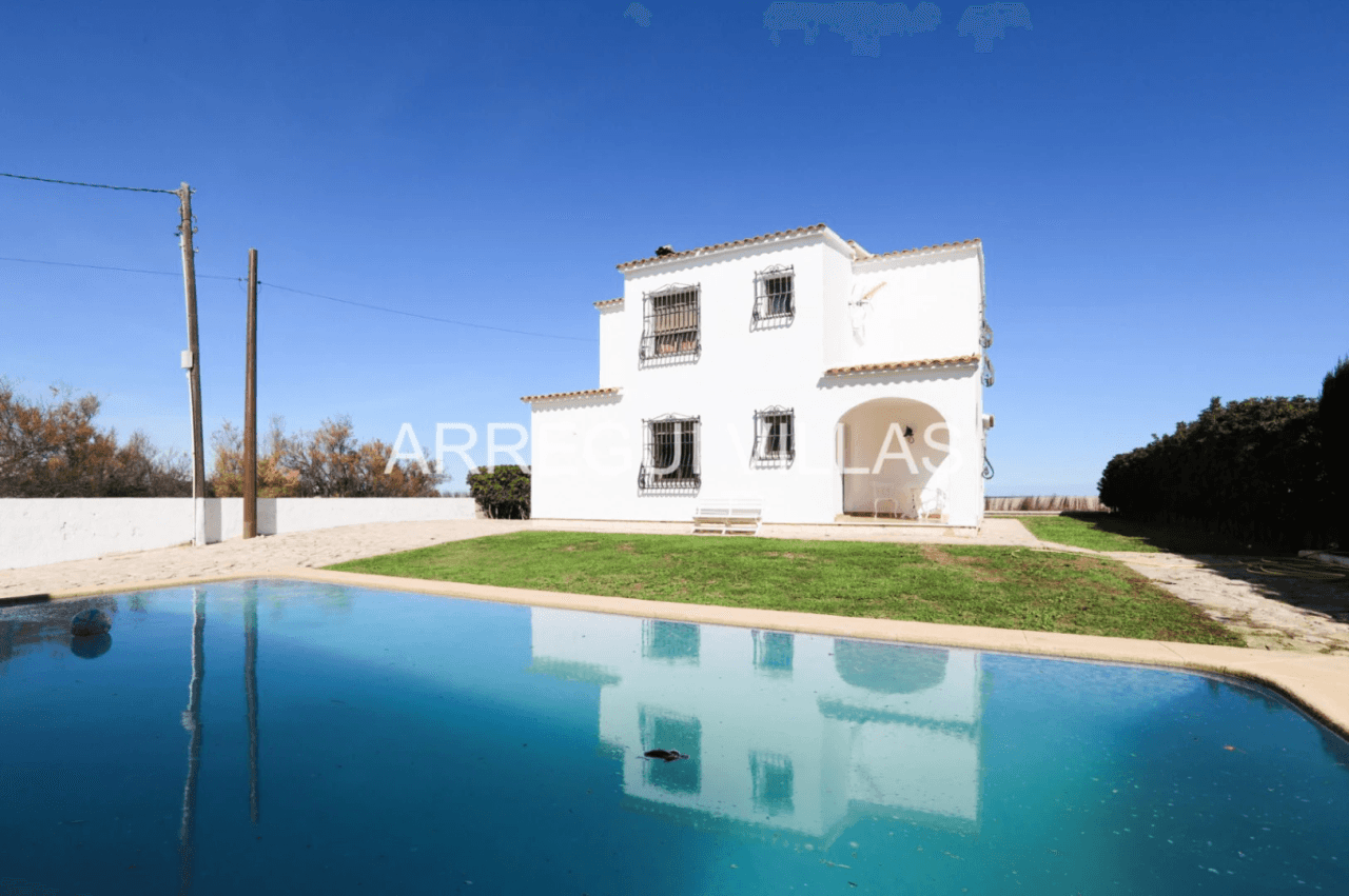 Chalet en venta en primera línea de playa - Las Marinas