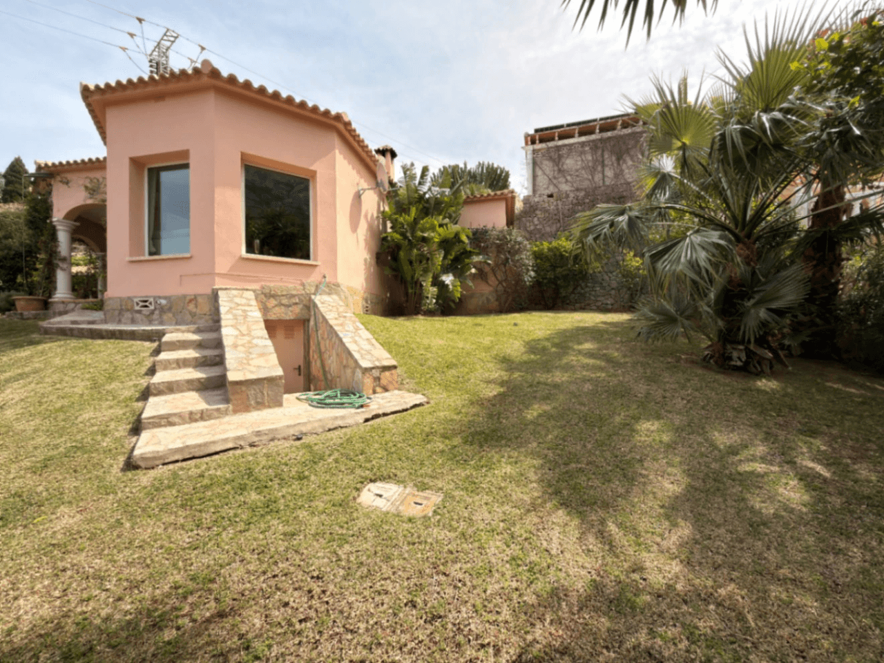 CHALET EN EL MONTGO CON VISTAS AL MAR Y A LA MONTAÑA Y PISCINA EN ZONA TRANQUILA