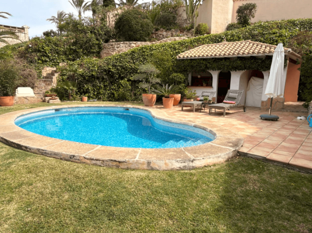 CHALET EN EL MONTGO CON VISTAS AL MAR Y A LA MONTAÑA Y PISCINA EN ZONA TRANQUILA