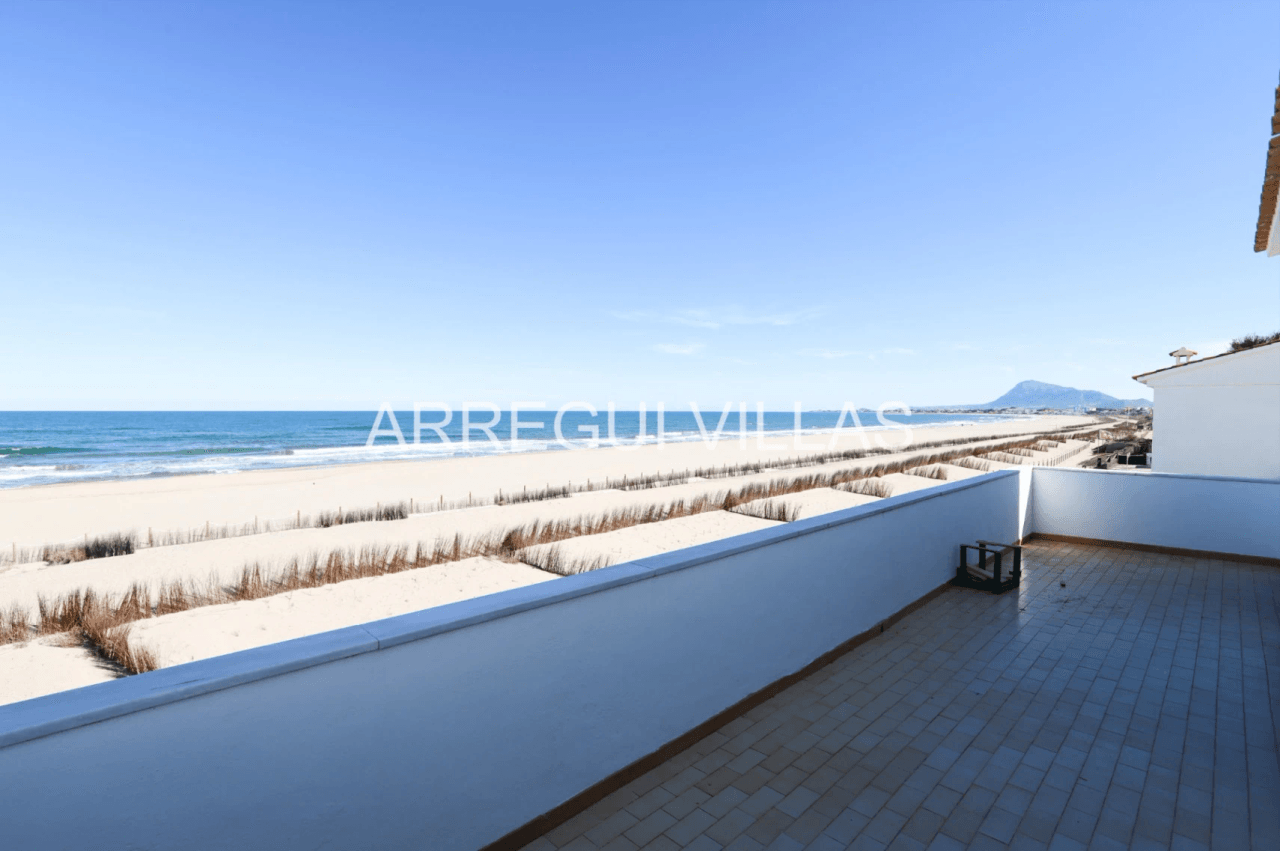 Chalet en venta en primera línea de playa - Las Marinas