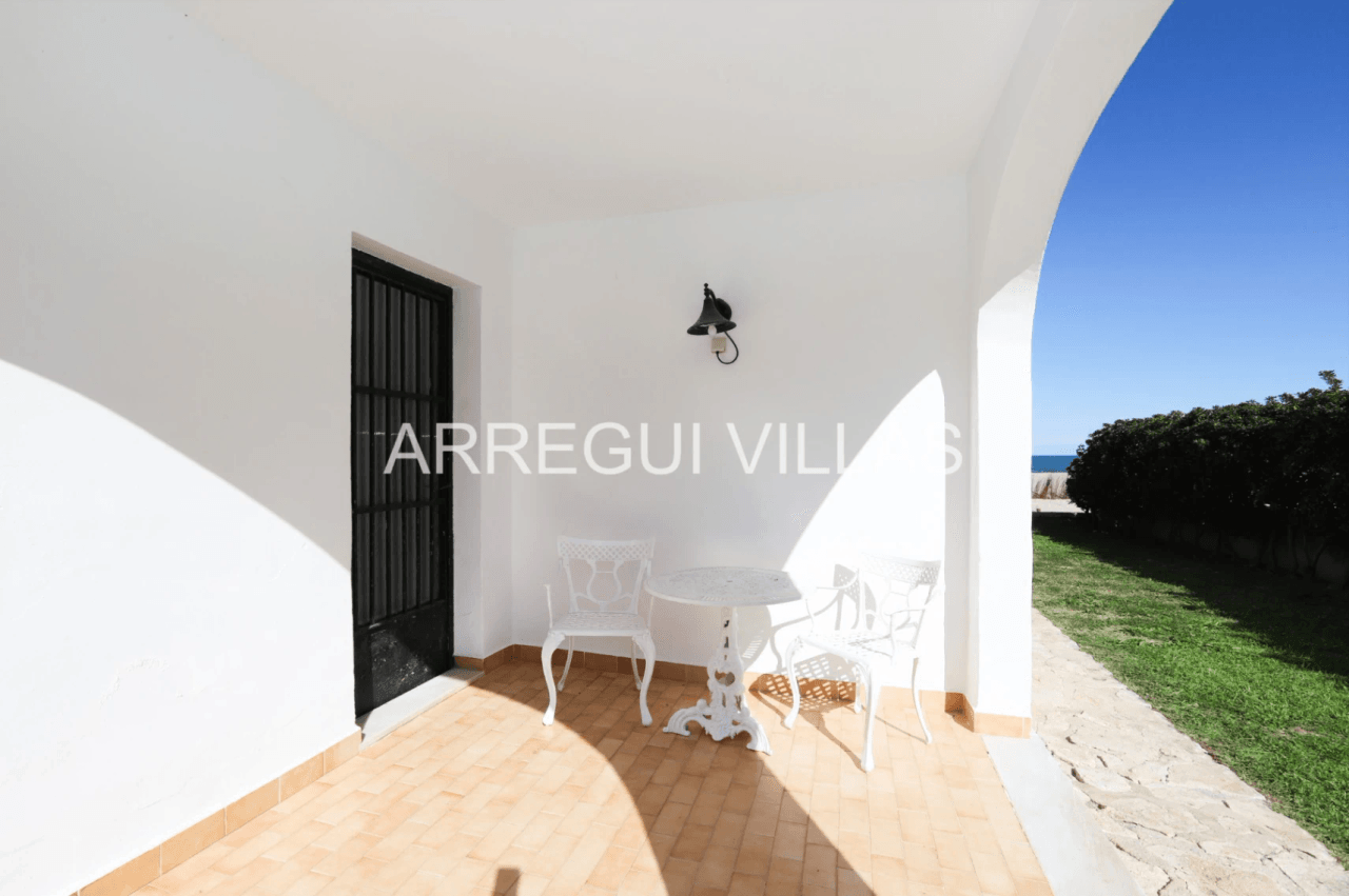 Chalet en venta en primera línea de playa - Las Marinas