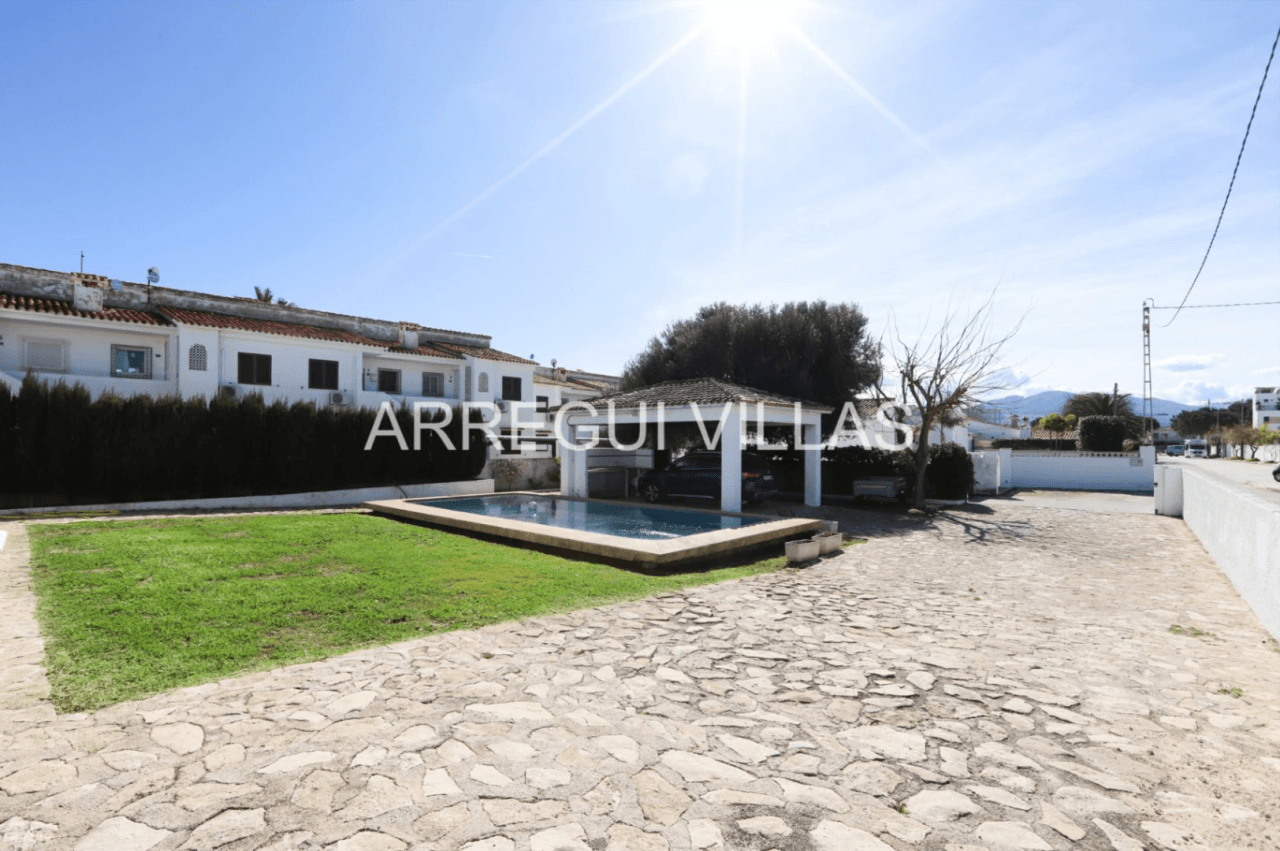 Chalet en venta en primera línea de playa - Las Marinas