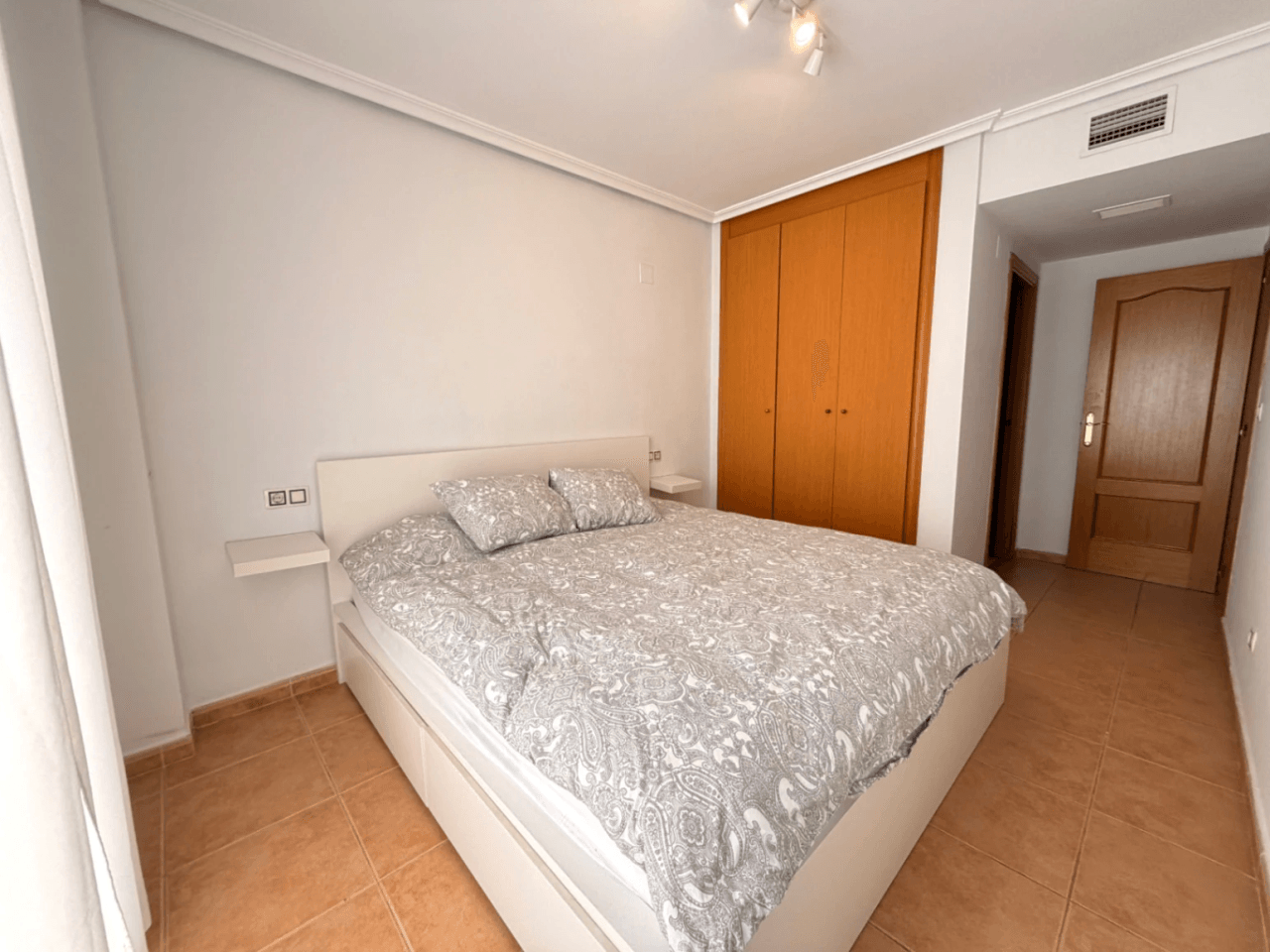 Apartamento de 3 dormitorios con piscina, garaje y trastero