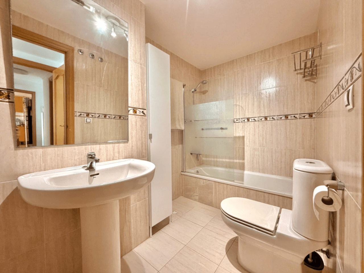 Apartamento de 3 dormitorios con piscina, garaje y trastero