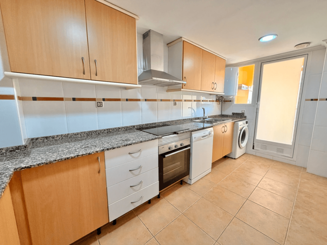 Apartamento de 3 dormitorios con piscina, garaje y trastero