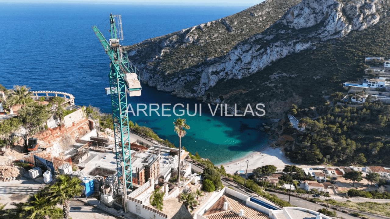 Exclusiva villa en construcción en La Granadella (Jávea), una de las zonas más cotizadas de la Costa Blanca, con espectaculares vistas al mar