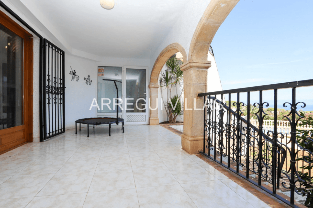 Amplia villa con vistas abiertas en Dénia
