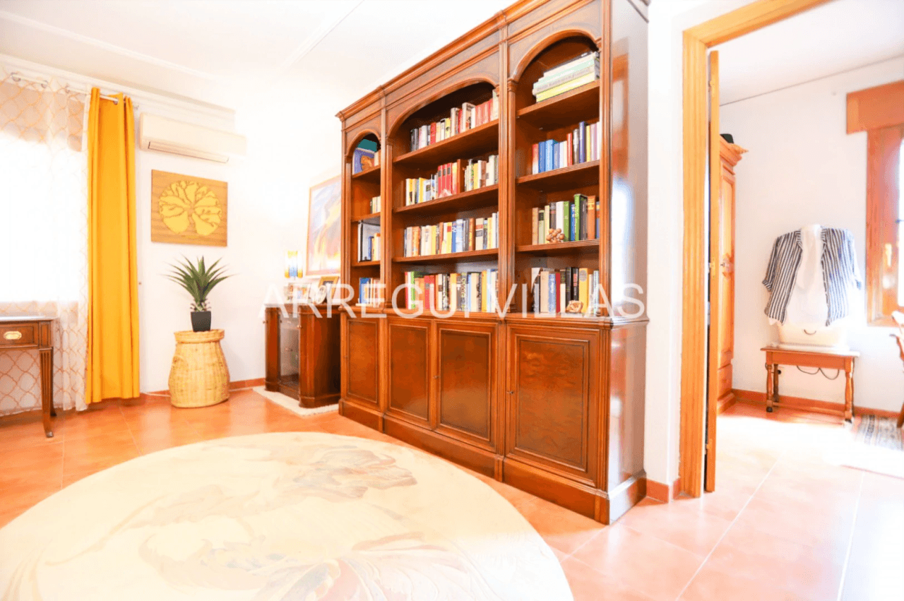 Amplia villa con vistas abiertas en Dénia