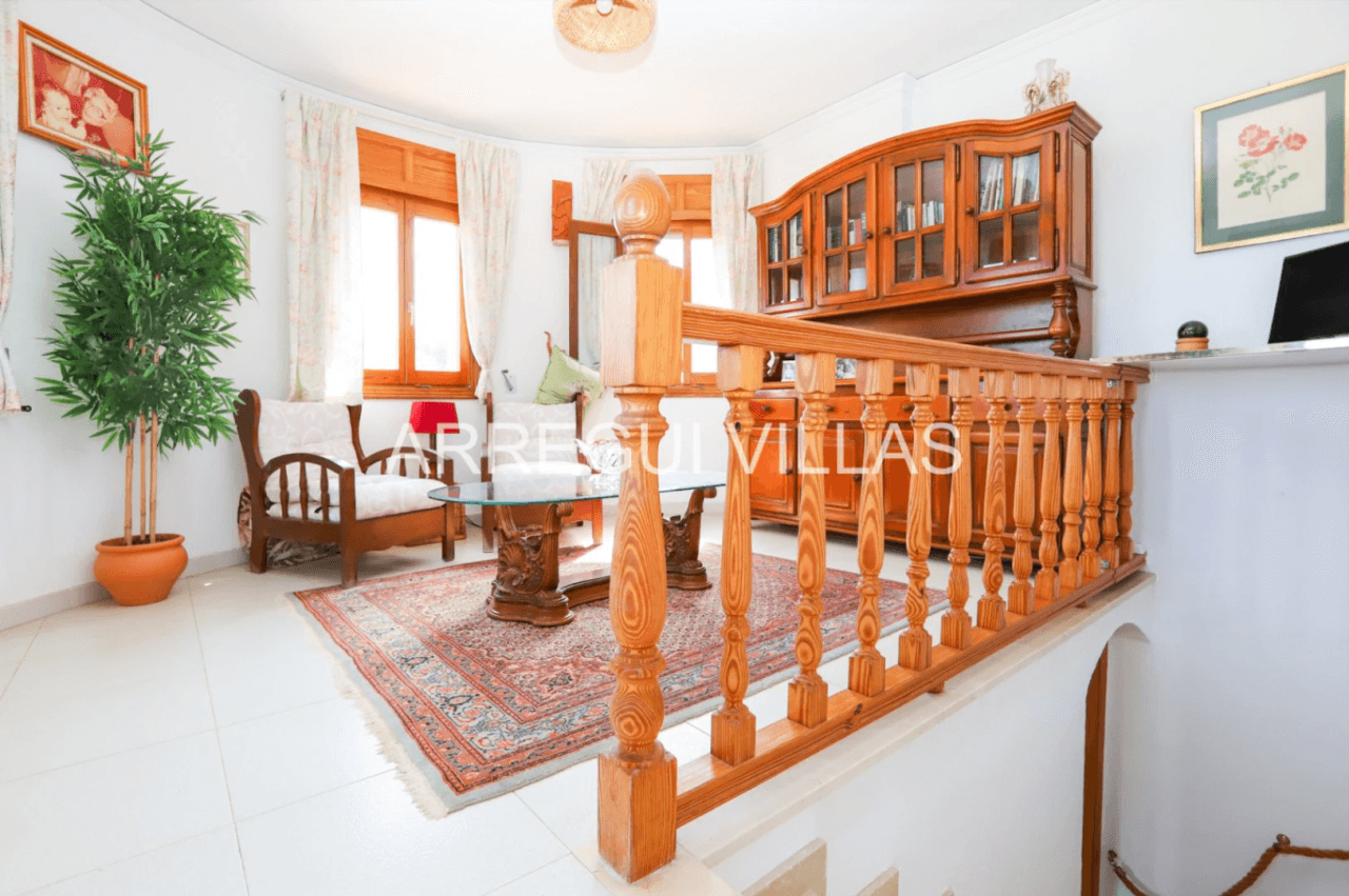 Amplia villa con vistas abiertas en Dénia