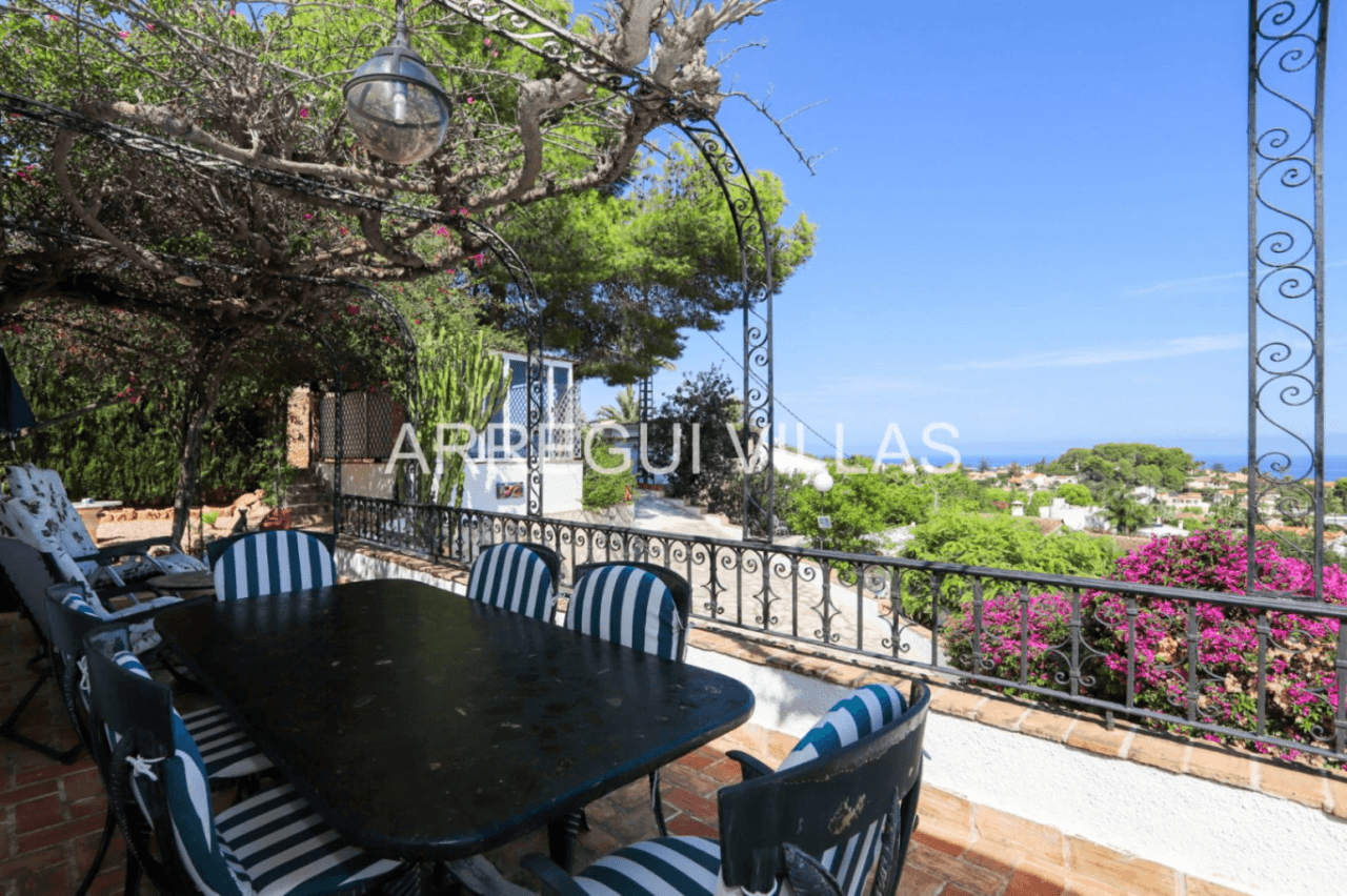 Amplia villa con vistas abiertas en Dénia