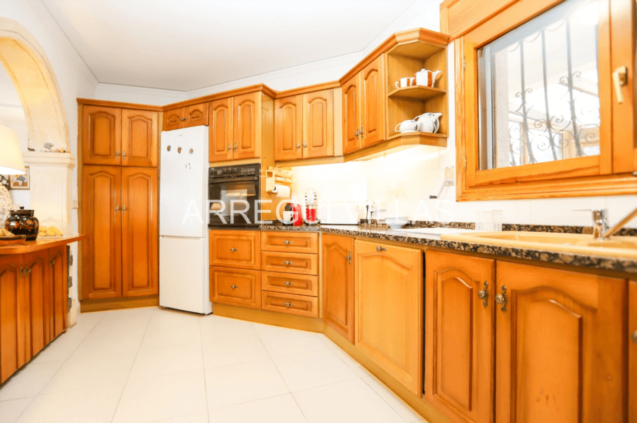 Amplia villa con vistas abiertas en Dénia